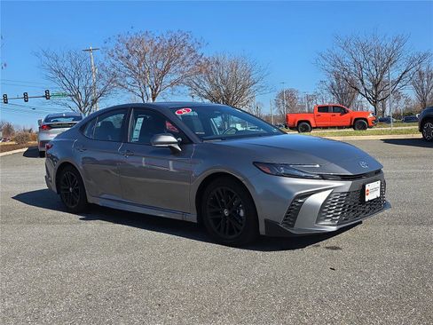 Used 2025 Toyota Camry SE image 2