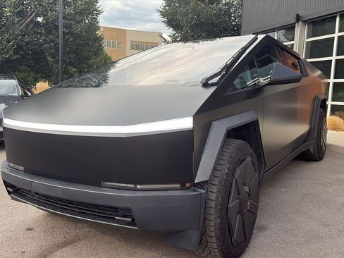 Used 2024 Tesla Cybertruck AWD Crew Cab image 4
