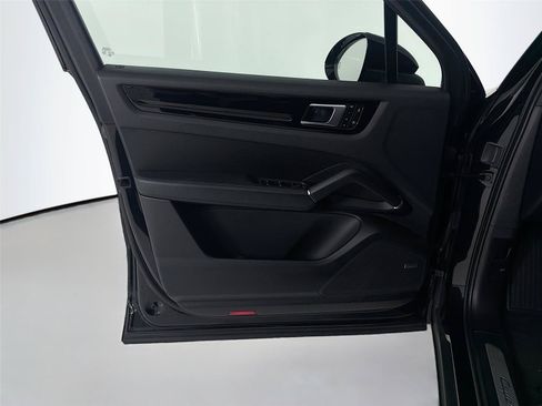 Certified 2023 Porsche Cayenne w/ Premium Package AWD/4WD image 6