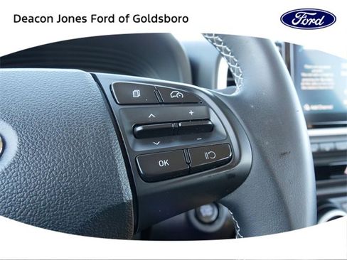 Used 2023 Hyundai Venue Limited image 22