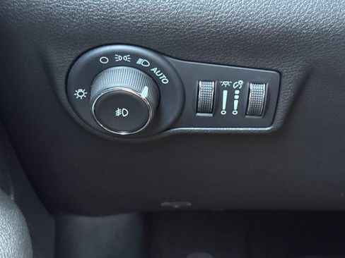 Used 2025 Jeep Compass Latitude w/ Convenience Group AWD/4WD image 40