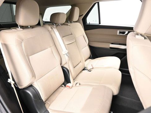 Used 2022 Ford Explorer XLT image 12