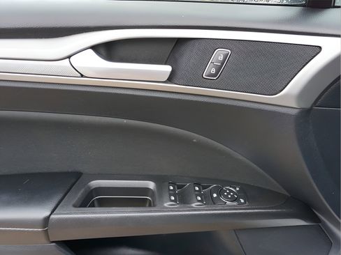 Used 2020 Ford Fusion SE image 18