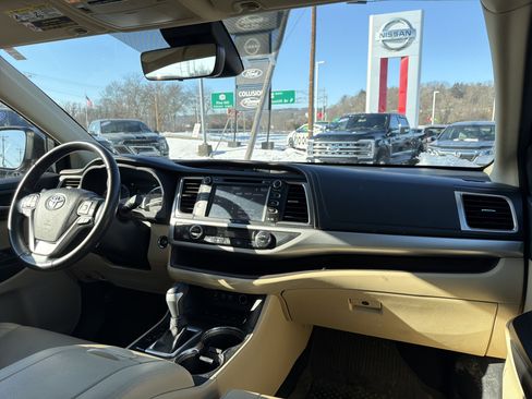 Used 2019 Toyota Highlander XLE image 16