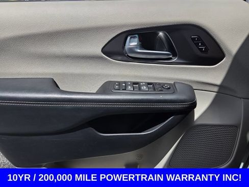 Used 2024 Chrysler Pacifica Touring-L FWD image 29