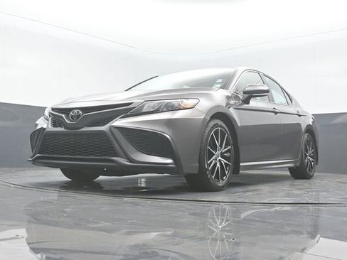 Used 2022 Toyota Camry SE image 19