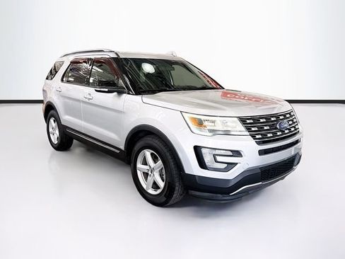 Used 2017 Ford Explorer XLT AWD/4WD image 3