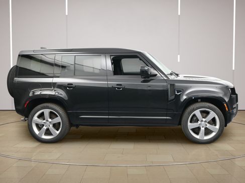Used 2025 Land Rover Defender 110 X-Dynamic SE AWD/4WD image 22