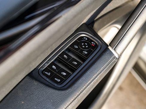 Used 2020 Porsche Cayenne image 40