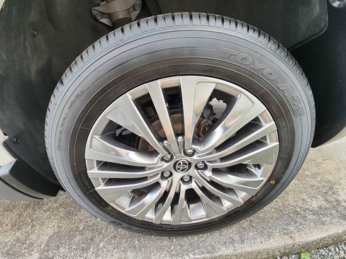 Used 2022 Toyota Venza XLE image 10