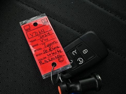 Used 2024 Volkswagen Tiguan SE R-Line image 40