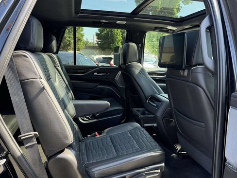 Used 2022 Cadillac Escalade Premium Luxury Platinum w/ Heavy-Duty Trailer Package AWD/4WD image 13