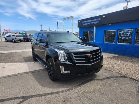 Used 2017 Cadillac Escalade ESV Luxury RWD image 9