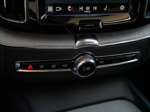 Used 2025 Volvo XC60 B5 Plus image 23