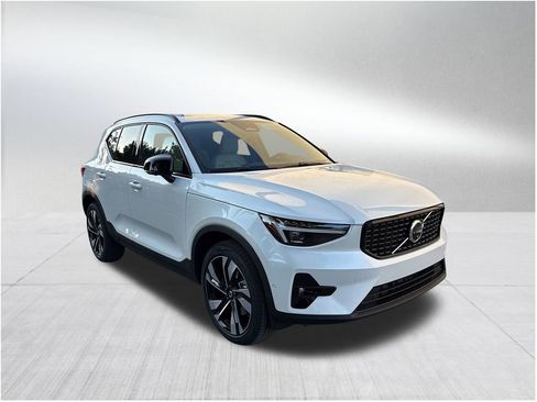 New 2026 Volvo XC40 B4 Plus image 3