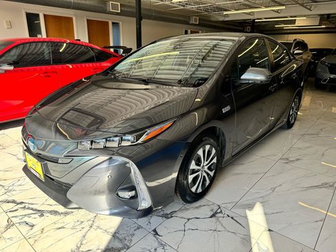 Used 2021 Toyota Prius Prime Limited FWD image 3