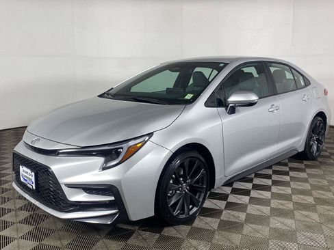 Used 2026 Toyota Corolla SE FWD image 2