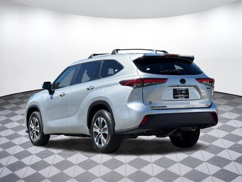 Used 2023 Toyota Highlander XLE FWD image 3