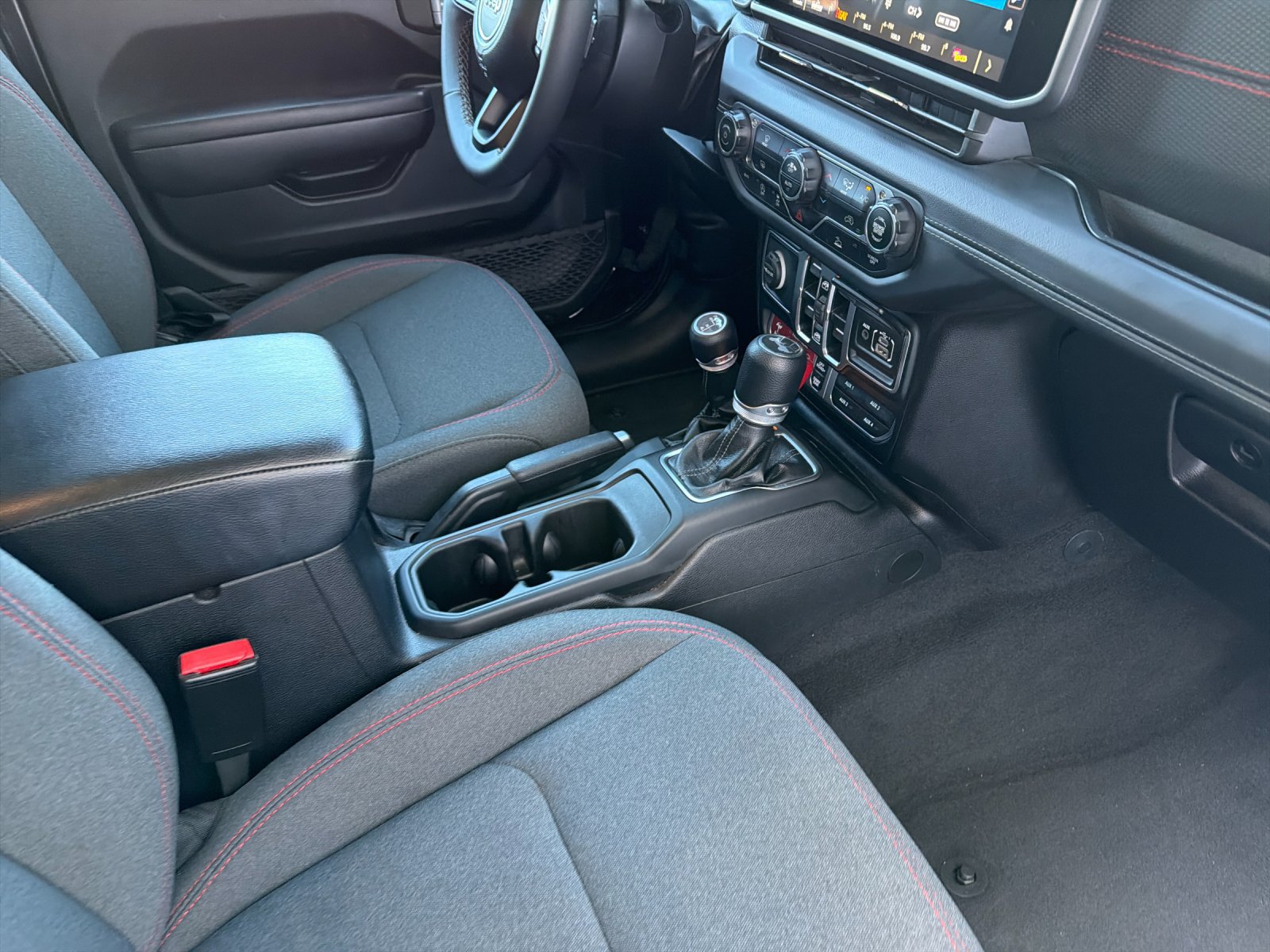 Used 2025 Jeep Wrangler Unlimited Rubicon AWD/4WD image 18