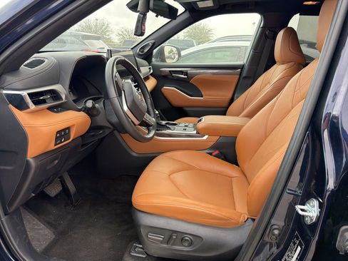 Used 2024 Toyota Highlander Platinum image 7