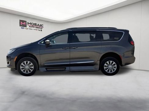Used 2017 Chrysler Pacifica Touring-L FWD image 5