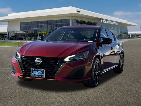 Used 2023 Nissan Altima 2.5 SR w/ SR Premium Package image 4