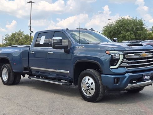 Used 2025 Chevrolet Silverado 3500 High Country w/ High Country Premium Package AWD/4WD image 3