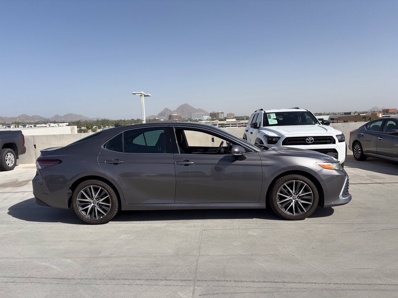 Used 2022 Toyota Camry XLE w/ Illuminated Package 3 (TMS) FWD image 3