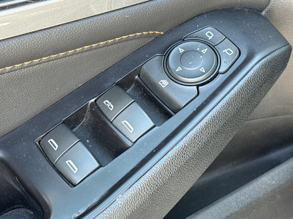 Used 2020 Chevrolet Traverse LT FWD image 19