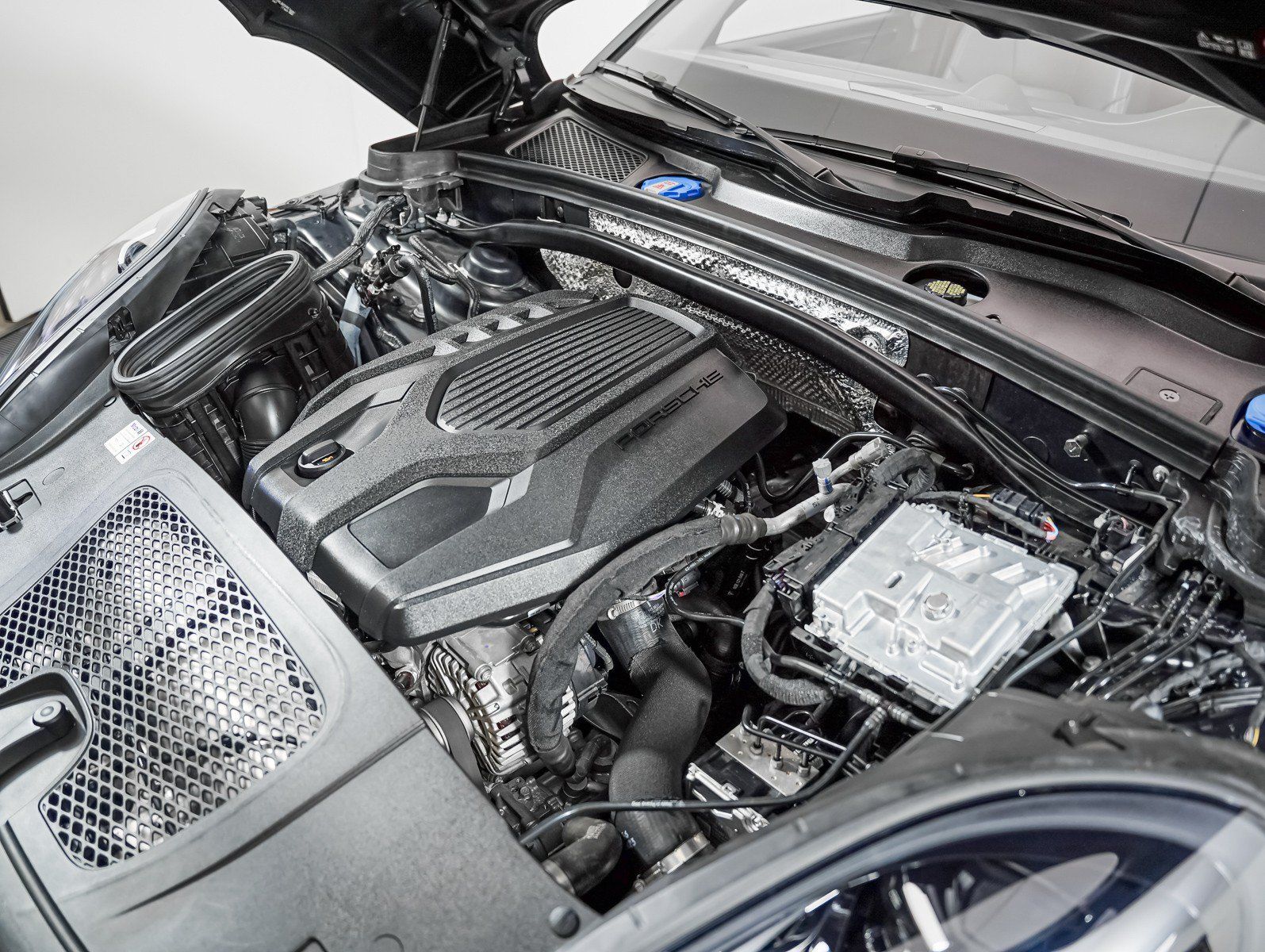 Certified 2024 Porsche Macan AWD/4WD image 12