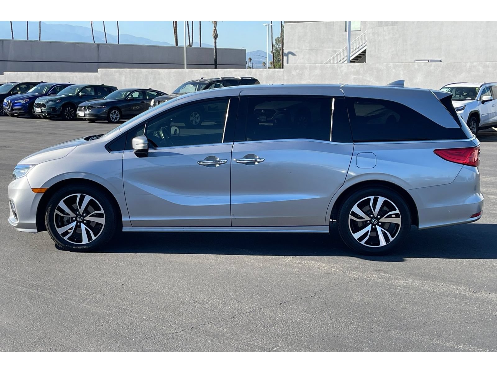 Used 2018 Honda Odyssey Elite image 2