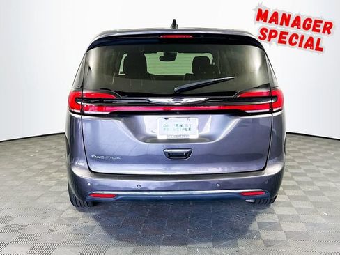 Used 2023 Chrysler Pacifica Touring-L FWD image 7