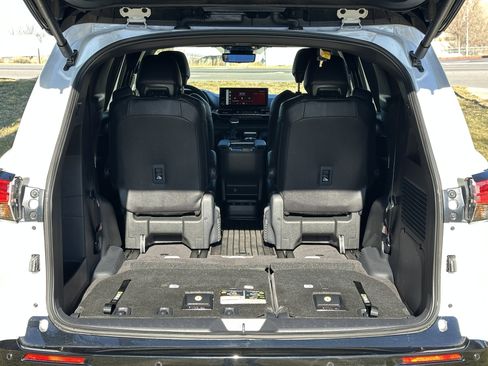 Used 2025 Toyota Sienna Limited image 23