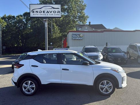 Used 2022 Nissan Kicks S FWD image 8