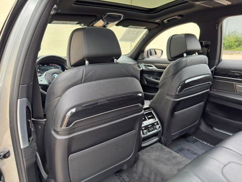 Used 2022 BMW 740i w/ M Sport Package RWD image 41