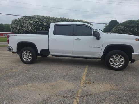 Used 2024 Chevrolet Silverado 2500 LT AWD/4WD image 12