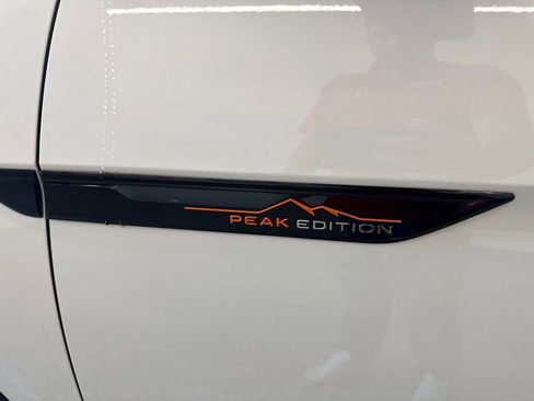 Certified 2025 Volkswagen Atlas Peak Edition SE AWD/4WD image 24