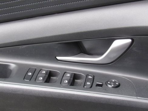 Used 2022 Hyundai Elantra SEL image 30