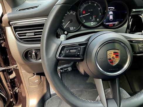 Certified 2025 Porsche Macan image 23