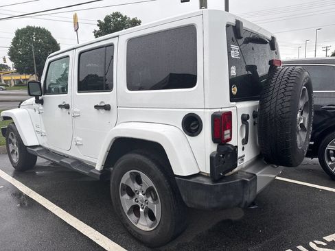 Used 2017 Jeep Wrangler Unlimited Sahara w/ Connectivity Group AWD/4WD image 10