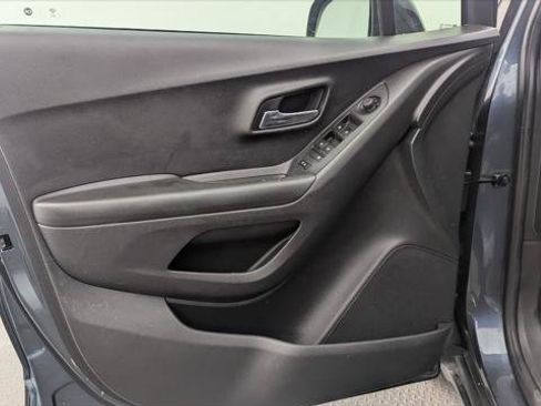 Used 2021 Chevrolet Trax LT w/ Premium Seat Package FWD image 13