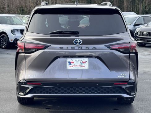 Used 2022 Toyota Sienna XSE image 19
