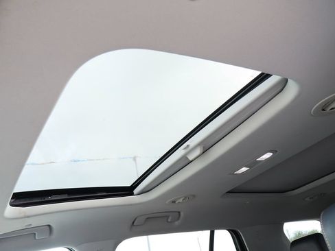 Used 2020 Chevrolet Traverse Premier FWD image 23