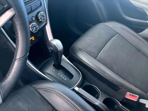 Used 2022 Chevrolet Trax LT w/ LT Convenience Package image 15