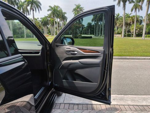 Used 2023 Cadillac Escalade ESV Luxury AWD/4WD image 38