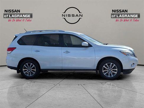 Used 2015 Nissan Pathfinder SV image 4