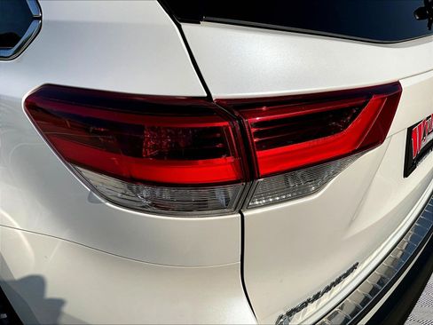 Used 2019 Toyota Highlander XLE AWD/4WD image 23