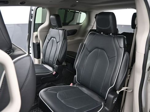 Used 2024 Chrysler Pacifica Limited w/ Trailer Tow Group image 16