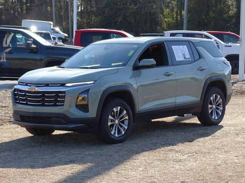 Used 2025 Chevrolet Equinox LT image 2