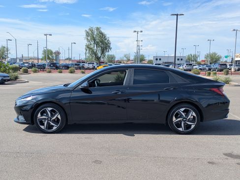 Used 2023 Hyundai Elantra SEL w/ Convenience Package FWD image 2